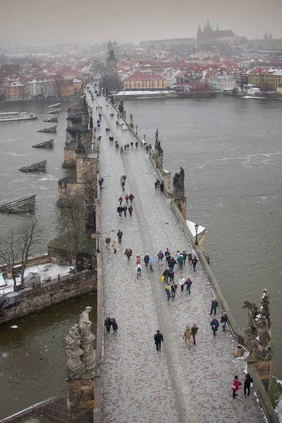 プラハ チェコ共和国 2013 降雪中聖カレル橋 — ストック写真