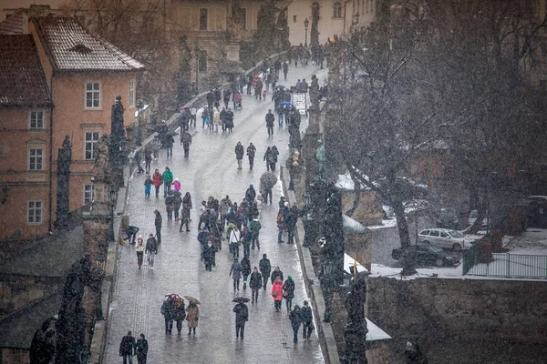 プラハ チェコ共和国 2013 降雪中聖カレル橋で未知の人々 — ストック写真