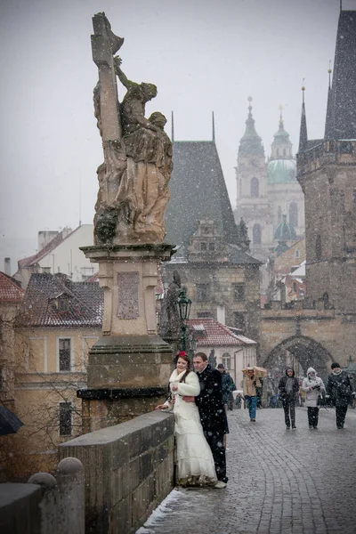 プラハ チェコ共和国 2013 不明夫婦聖カレル橋で降雪中 — ストック写真