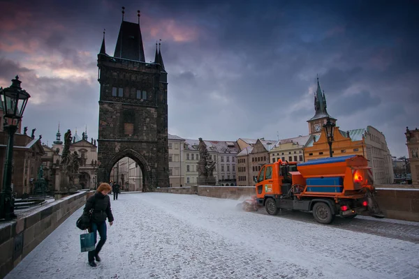 Prag Tjeckien Februari 2013 Okända Människor Saint Charles Bridge Snöfallet — Stockfoto