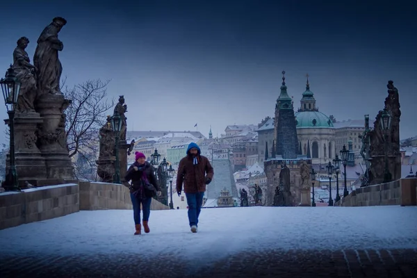 プラハ チェコ共和国 2013 降雪中聖カレル橋で未知の人々 — ストック写真