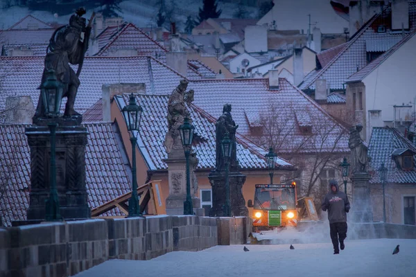 プラハ チェコ共和国 2013 降雪中聖カレル橋で不明なランナー — ストック写真