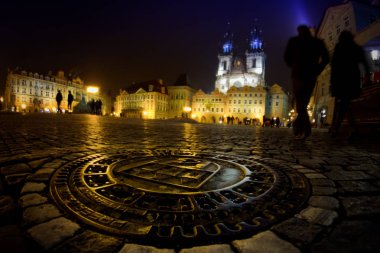Prague, Çek Cumhuriyeti - 20 Şubat 2013: bilinmeyen insanlar gece kar yağışı sırasında eski kare kentte