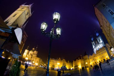 Prague, Çek Cumhuriyeti - 20 Şubat 2013: bilinmeyen insanlar gece kar yağışı sırasında eski kare kentte