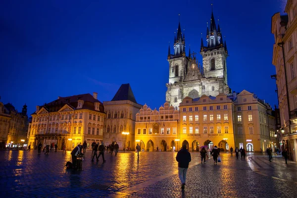 Prag Tjeckien Februari 2013 Okända Människor Gamla Torget Stan Snöfallet — Stockfoto