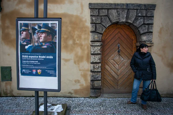 Praga República Checa Febrero 2013 Calle Carteles Soldados Mujer Desconocida —  Fotos de Stock