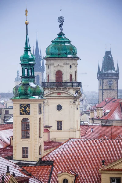 布拉格 捷克共和国 在降雪期间从圣查尔斯桥的圣萨尔瓦多教堂的看法 — 图库照片