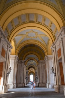 Caserta, İtalya - 24 Eylül 2017: Royal Palace of Caserta girişinde iki bilinmeyen kişi. Mimar Vanvitelli tarafından inşa edilen tarihi sahipleri edildi Napoli Bourbon