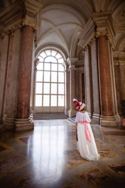 Caserta, İtalya - 24 Eylül 2017: Royal Palace of Caserta girişinde kostümleri ile bir bilinmeyen oyuncular. Mimar Vanvitelli tarafından inşa edilen tarihi sahipleri edildi Napoli Bourbon