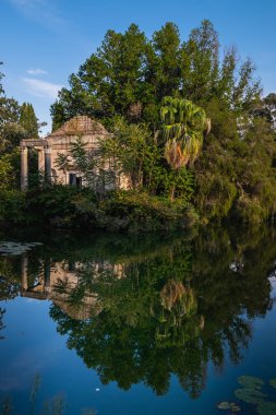 Caserta, İtalya - 24 Eylül 2017: Royal Palace of Caserta Bahçe. Mimar Vanvitelli tarafından inşa edilen tarihi sahipleri edildi Napoli Bourbon.
