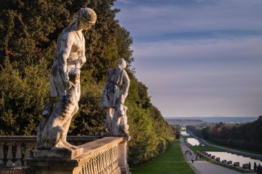 Caserta, İtalya - 24 Eylül 2017: bahçeleri, yüzme havuzları ve Royal Palace of Caserta heykelleri ile ana cadde. Mimar Vanvitelli tarafından inşa edilen tarihi sahipleri edildi Napoli Bourbon.