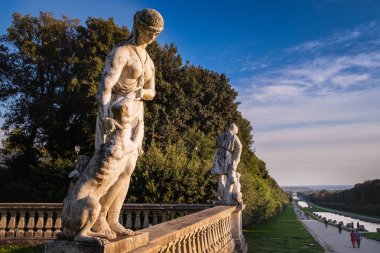 Caserta, İtalya - 24 Eylül 2017: bahçeleri, yüzme havuzları ve Royal Palace of Caserta heykelleri ile ana cadde. Mimar Vanvitelli tarafından inşa edilen tarihi sahipleri edildi Napoli Bourbon.