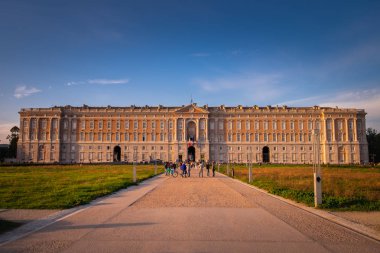Caserta, İtalya - 24 Eylül 2017: Royal Palace of Caserta, dış görünümü. Mimar Vanvitelli tarafından inşa edilen tarihi sahipleri edildi Napoli Bourbon.