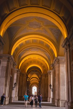 Caserta, İtalya - 24 Eylül 2017: Royal Palace of Caserta girişinde dört bilinmeyen kişi. Mimar Vanvitelli tarafından inşa edilen tarihi sahipleri edildi Napoli Bourbon.