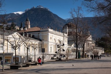 Merano, İtalya - 26 Şubat 2018: Art Nouveau Kurhaus şimdi tarzı bir Kongre Merkezi Merano'da Friedrich Ohmann mimar tarafından tasarlanan
