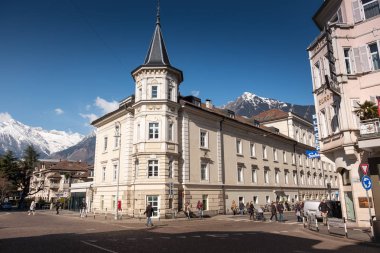 Merano, İtalya - 26 Şubat 2018: Merano merkezi Piazza Teatro (kare tiyatro tarafından)
