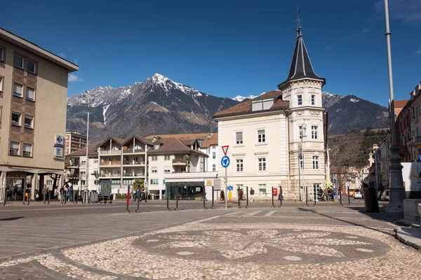 Merano, İtalya - 26 Şubat 2018: Merano merkezi Piazza Teatro (kare tiyatro tarafından)