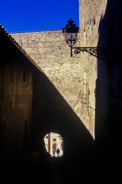 Bolsena Gölü (İtalya) - göl Bolsena, bölge Lazio, Orta Italya'nin üzerinde kale ile ortaçağdan kalma şehir