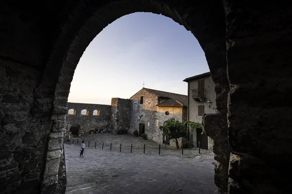 Montemerano Grosseto Itália Julho 2018 Mulher Desconhecida Pequena Aldeia Medieval — Fotografia de Stock