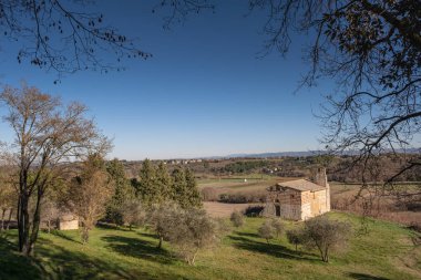 Santi Ippolito ve Cassiano Romanik kiliseye Katolik ibadet yeri Coneo, Colle di Val d'Elsa, Siena eyaletinin belediyesinde yöredeki Tuscany bulunmaktadır