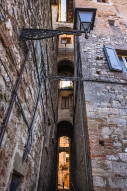 Yol ortaçağ köyü Colle di Val d'Elsa, Siena, Tuscan yaya erişim galerisine ile duvarların arkasında
