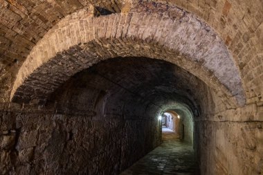Via Delle Volte, kapalı yol fazla bir yüz metre uzunluğunda, iyi korunmuş ortaçağ kentsel yapısını Colle di Val d'Elsa, Siena içinde