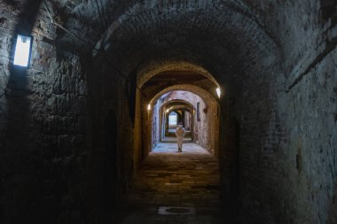 Via Delle Volte, kapalı yol fazla bir yüz metre uzunluğunda, iyi korunmuş ortaçağ kentsel yapısını Colle di Val d'Elsa, Siena içinde