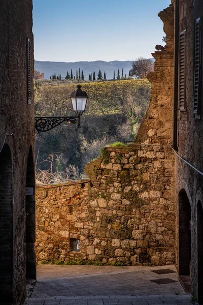 中世の村のコッレ ヴァル デルサ シエナの古い壁につながるデッレ Romite 道路経由 — ストック写真