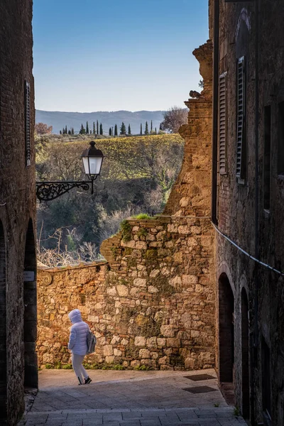 中世の村のコッレ ヴァル デルサ シエナの古い壁につながるデッレ Romite 道路経由 — ストック写真