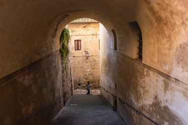 Colle Val Delsa, İtalya - 26 Aralık 2018: Yanında merdiven delle Volte, kapalı yol fazla bir yüz metre uzunluğunda, Colle di Val Via bilinmeyen erkekte Elsa, Siena