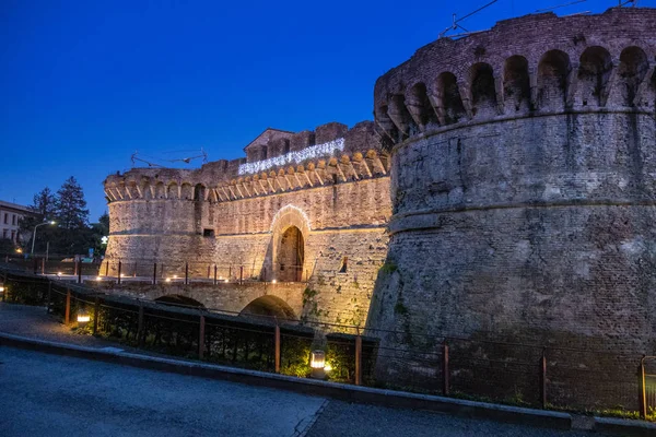 Porta Nuova (veya Porta Salis) tarafından Xv-XVI yüzyılda inşa edilmiş iki Rönesans dairesel kule ile gece kapıları için ortaçağ köyü Colle di Valdelsa, Siena biridir