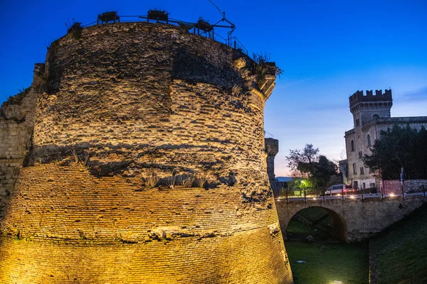 ポルタ ヌオーヴァ またはポルタ サリス Xvi 世紀に建てられた つのルネサンス円形の塔を持つ夜は門に 中世の村のコッレ ヴェルデルサ シエナの一つ — ストック写真