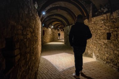 Colle Val Delsa, İtalya - 26 Aralık 2018: Kristal tünel kaldırın yılında tarihi merkezi, Colle di Valdelsa, Siena eyaletinin