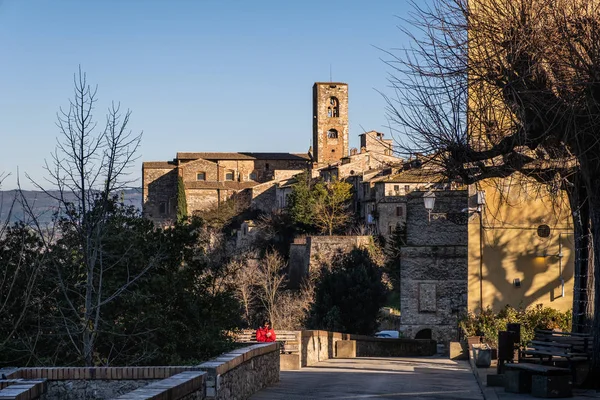 科尔尔 瓦尔德尔萨 意大利 2018年12月26日 圣卡特琳娜教堂附近的未知妇女在中世纪村庄科莱迪瓦尔德尔萨 锡耶纳 托斯卡纳 — 图库照片