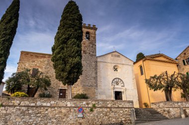 Parish Kilisesi, San Giusto Suvereto, Livorno, Toskana, İtalya ilinin ortaçağ köyü içinde