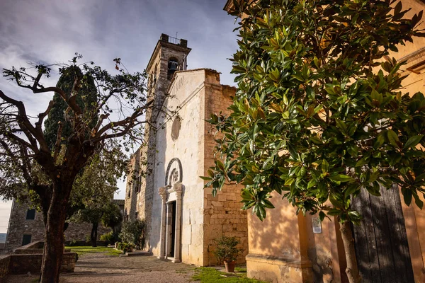 Parafia Kościoła San Giusto Średniowiecznej Wiosce Suvereto Prowincji Livorno Toskania — Zdjęcie stockowe