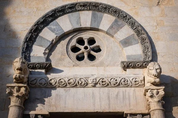 Αρχιτεκτονική Λεπτομέρεια Από Ενοριακή Εκκλησία Του San Giusto Στη Μεσαιωνικό — Φωτογραφία Αρχείου
