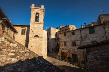 En kutsal Meryem Kilisesi ortaçağ köyü Suvereto, Livorno, Toskana, İtalya ilinin kapıya yukarıda