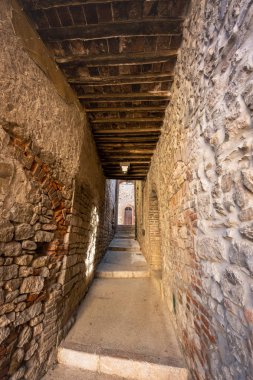 Ortaçağ Köyü Suvereto, Livorno, Toskana, İtalya ilinin tarihi parçası ulaşmak için merdivenler ile tipik iç yol