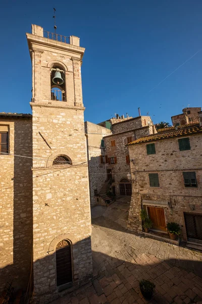 最も聖なるマリア教会スヴェレート リヴォルノ トスカーナ イタリアの州の中世の村でドアの上 — ストック写真