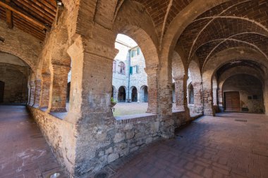 Aziz Francis Cloister Cisterna meydanında ortaçağ köyü Suvereto, Livorno eyaletinin, Toskana, İtalya