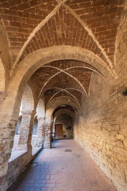 Aziz Francis Cloister Cisterna meydanında ortaçağ köyü Suvereto, Livorno eyaletinin, Toskana, İtalya