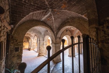 Aziz Francis Cloister Cisterna meydanında ortaçağ köyü Suvereto, Livorno eyaletinin, Toskana, İtalya