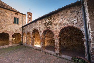 Aziz Francis Cloister Cisterna meydanında ortaçağ köyü Suvereto, Livorno eyaletinin, Toskana, İtalya