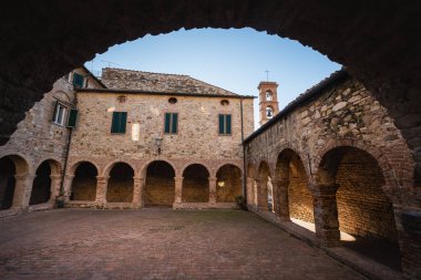 Aziz Francis Cloister Cisterna meydanında ortaçağ köyü Suvereto, Livorno eyaletinin, Toskana, İtalya
