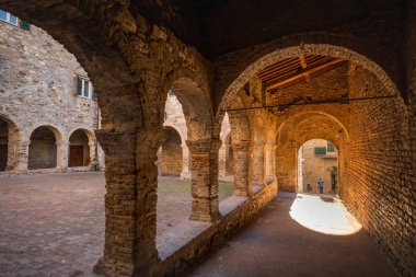 Aziz Francis Cloister Cisterna meydanında ortaçağ köyü Suvereto, Livorno eyaletinin, Toskana, İtalya
