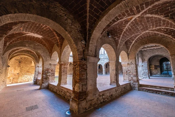 Aziz Francis Cloister Cisterna meydanında ortaçağ köyü Suvereto, Livorno eyaletinin, Toskana, İtalya