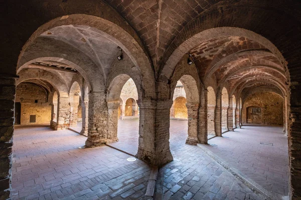 Claustro San Francisco Plaza Cisterna Pueblo Medieval Suvereto Provincia Livorno — Foto de Stock