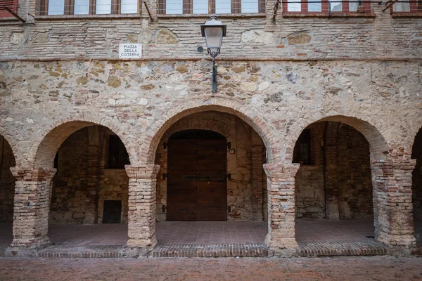チステルナ広場スヴェレート イタリア トスカーナ州リヴォルノ県の中世の村で聖フランシスの回廊 — ストック写真