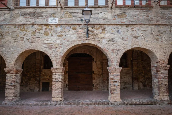 Aziz Francis Cloister Cisterna Meydanında Ortaçağ Köyü Suvereto Livorno Eyaletinin — Stok fotoğraf